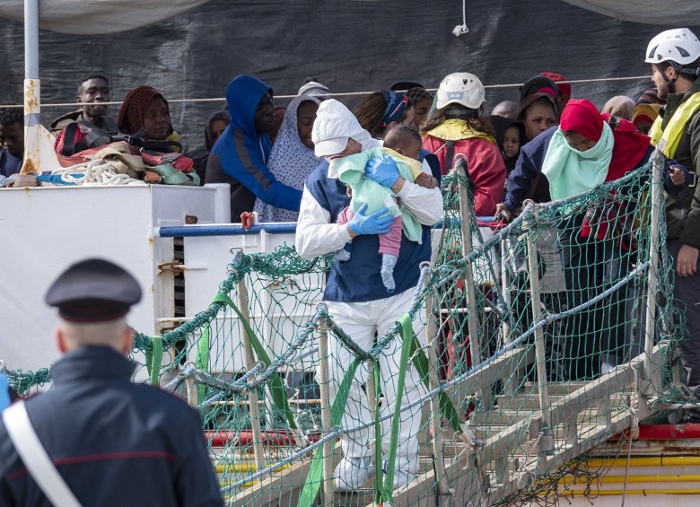 Los migrantes rescatados permanecerán en cuarentena por la alerta de coronavirus. FOTO AFP