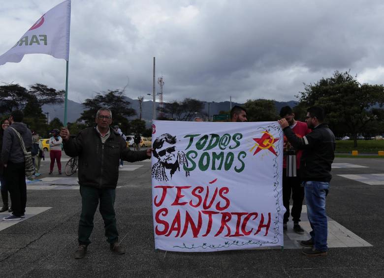 Varias personas han protestado afuera del Bunker de la Fiscalía, en Bogotá, pidiendo la liberación de Santrich. FOTO Colprensa