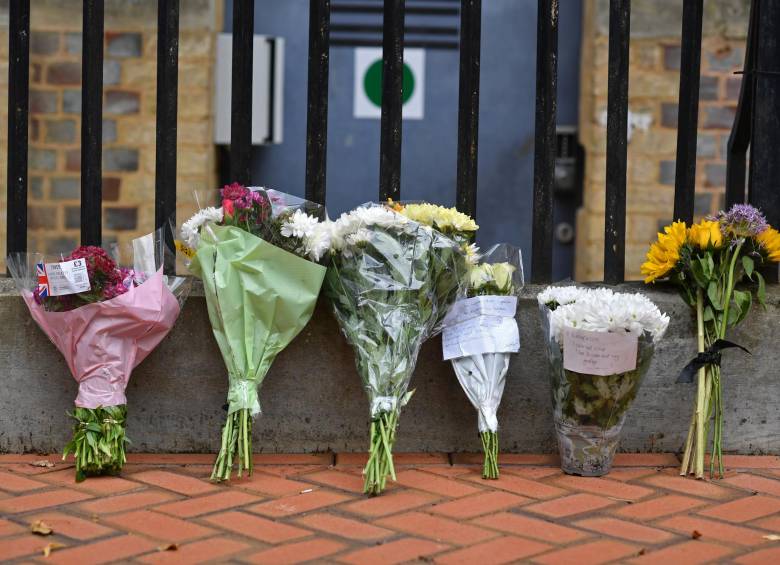 Los homenajes florales se ven en un cordón policial en Abbey Gateway, cerca del parque Forbury Gardens, en Reading, al oeste de Londres. FOTO AFP