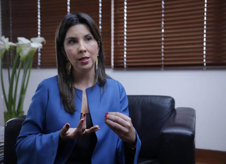 La ministra de Educación, María Victoria Angulo, explicó cual es el procedimiento para saber si es beneficiario del pago de pensiones en colegios privados. FOTO: Colprensa