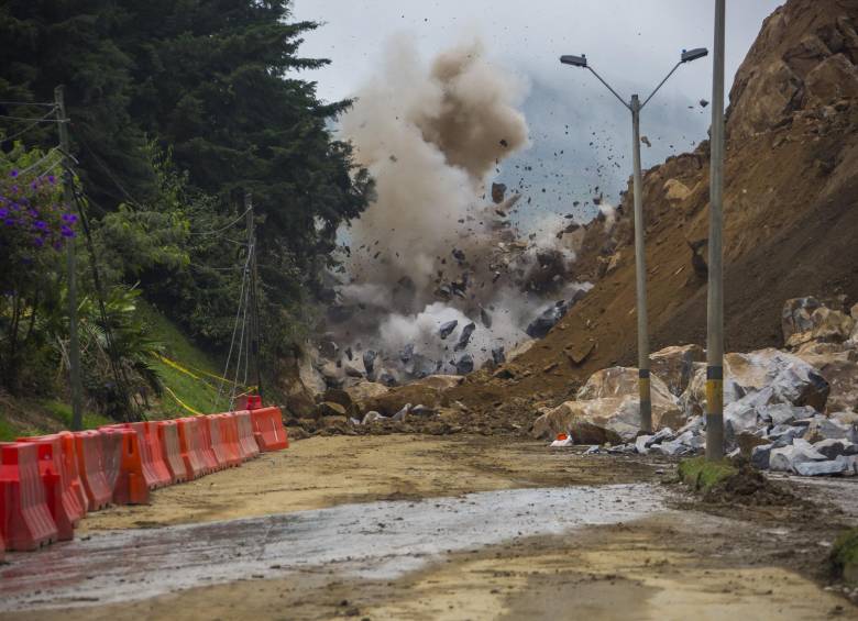 Una explosión de rocas permitió avanzar en los trabajos en la jornada de ayer. La apertura de la vía aún es incierta aunque se han removido 64 mil metros cúbicos de tierra. FOTO Carlos Velásquez