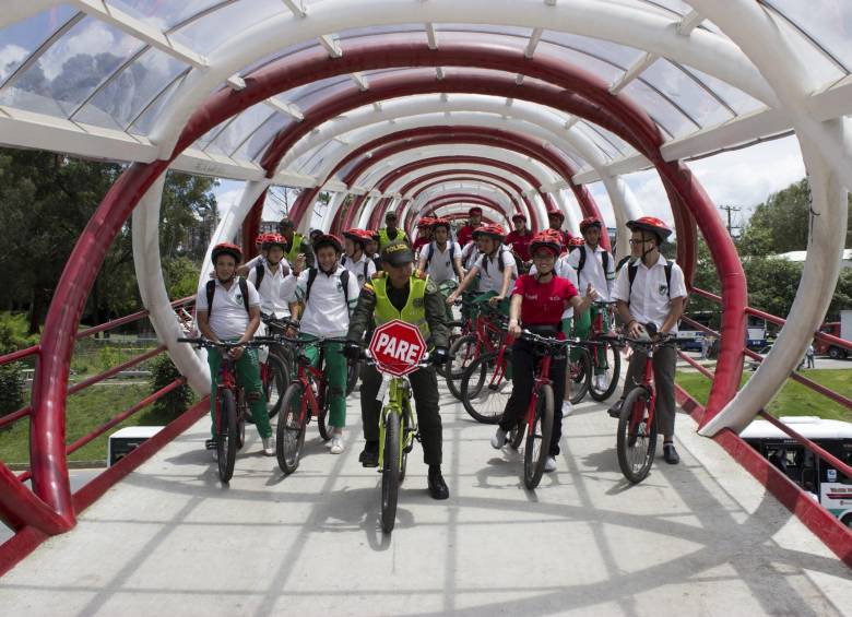 Bachilleres de la Policía Nacional y funcionarios de Bici-río siempre acompañan y lideran las caravanas de los estudiantes.