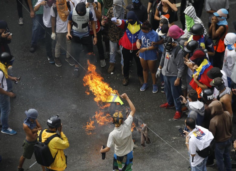 Con protestas que acabaron en la muerte de varias personas, muchos venezolanos le dieron la espalda a la elección de la asamblea constituyente impulsada por Nicolás Maduro. FOTO EFE