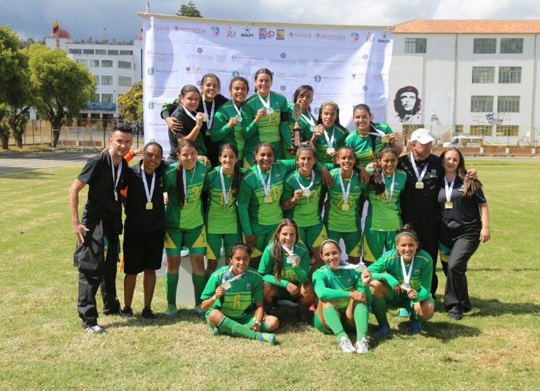 César Valoyes, jugador de Patriotas, fue el invitado especial en la final del fútbol femenino en Boyacá. FOTO cortesía-ascun Boyacá