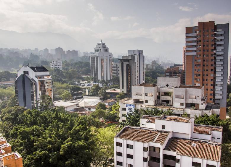 El lugar que ocupa hoy el Mónaco será el sitio del parque Inflexión, un nuevo espacio verde que tendrá un memorial para recordar las víctimas del narcotráfico en Medellín. Los vecinos esperan que esté listo en noviembre. FOTO Carlos Alberto Velásquez