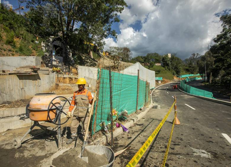 Obreros y contratista avanzan en los trabajos para conectar las avenidas 34 y El Poblado; además, en la construcción del nuevo espacio que tendrá el santuario religioso, del cual se retiraron las placas de agradecimiento a la virgen. FOTO Carlos Velásquez