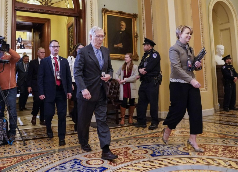 El líder de la mayoría del Senado, Mitch McConnell abandona la cámara del Senado durante un receso en el juicio de juicio político del presidente de los Estados Unidos. FOTO: AFP