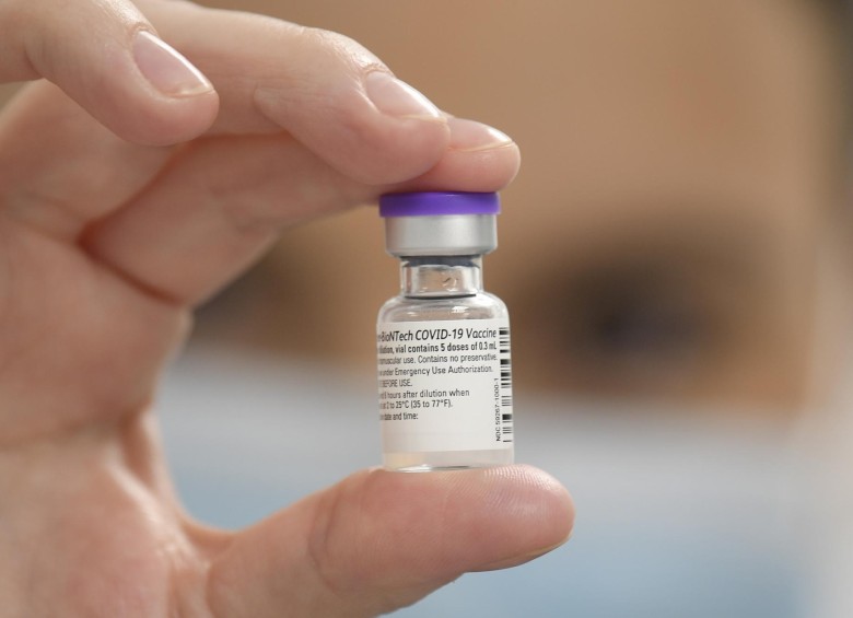 Las autoridades esperan haber vacunado a todas las personas vulnerables hacia abril. FOTO AFP