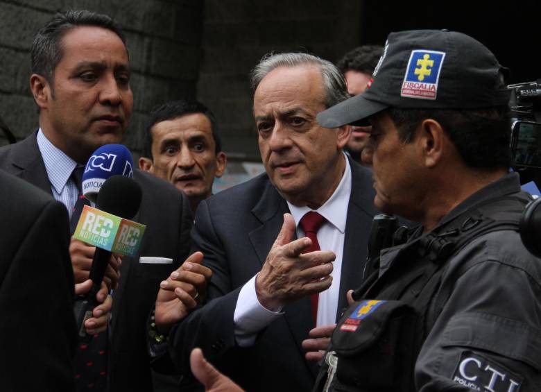 Ante un fiscal delegado del vicefiscal Jorge Fernando Perdomo, rinde ampliación de interrogatorio el abogado de Fidupetrol, Víctor Pacheco. FOTO COLPRENSA