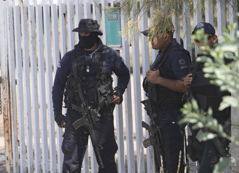Policías en la zona limítrofe entre Michoacán y Jalisco, donde en las últimas semanas ha habido fuertes enfrentamientos. FOTO ap