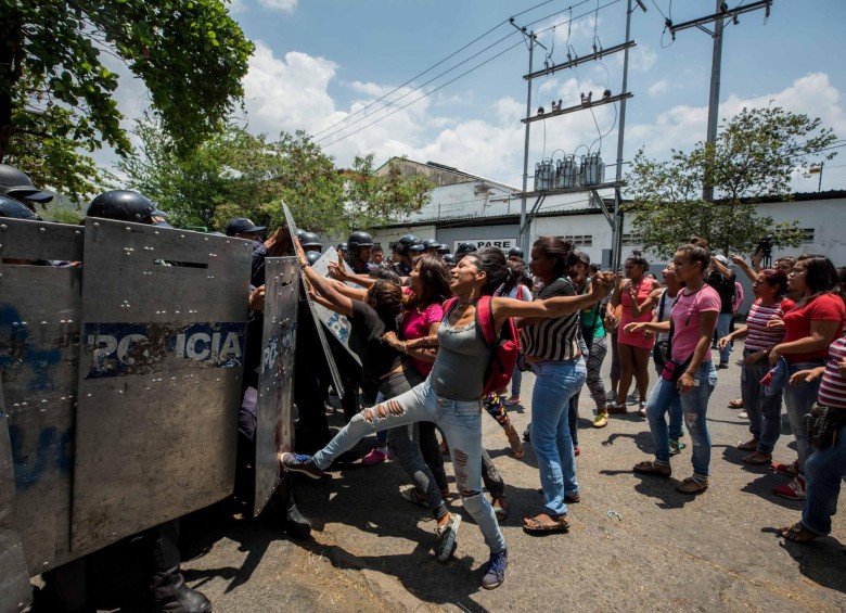 Familiares de los presos de Carabobo protestan por motín que habría dejado un número incierto de muertos. FOTO EFE