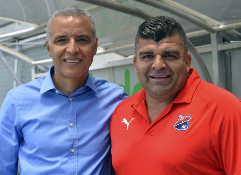 El técnico Alexis Mendoza y David Montoya, responsable del equipo sub-20 del Independiente Medellín. En ese grupo hay varios elementos de calidad para observar. FOTO cortesía - dim