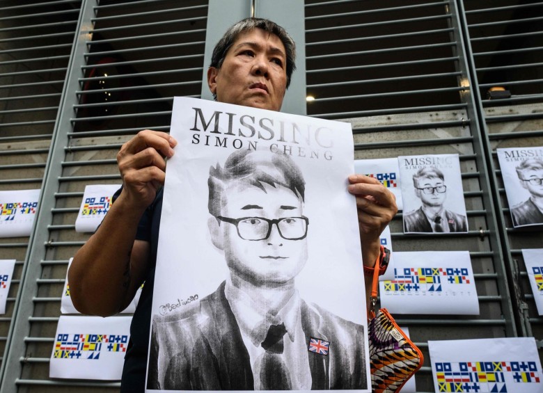 Ciudadanos protesa en Hong Kong por la liberación del funcionario británico Simon Cheng. FOTO: AFP.