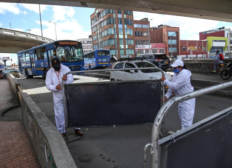 El próximo martes 21 de julio los gobiernos nacional y de Bogotá podrían estar decidiendo si la capital del país, cinco meses después de su primer cuarentena total, vuelve a operar la misma como un mecanismo de control y prevención. Foto: Colprensa. 