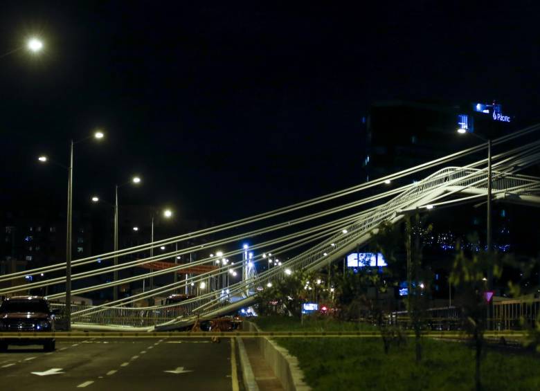 A 42 aumentó el número de heridos producto del desplome del puente peatonal. FOTO COLPRENSA