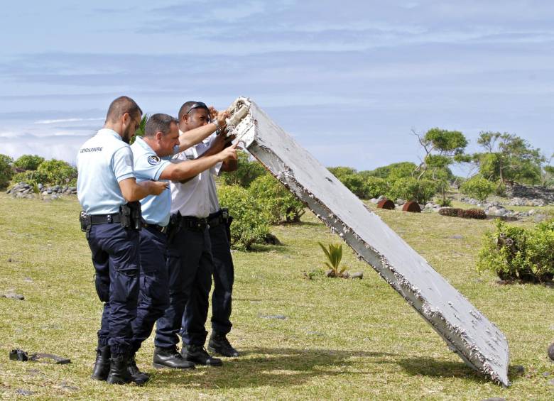 Esta es parte del alerón encontrado en la isla francesa La Reunión y que las autoridades malasias aseguran es del avión desaparecido en 2014. FOTO AP