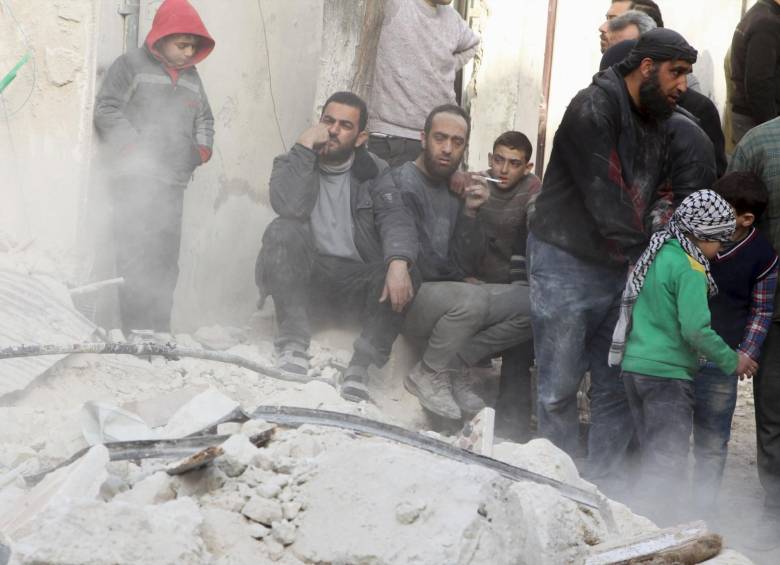 Desgarradoras y dolorosas son las imágenes que las agencias registran de los bombardeos en Siria. FOTO: REUTERS