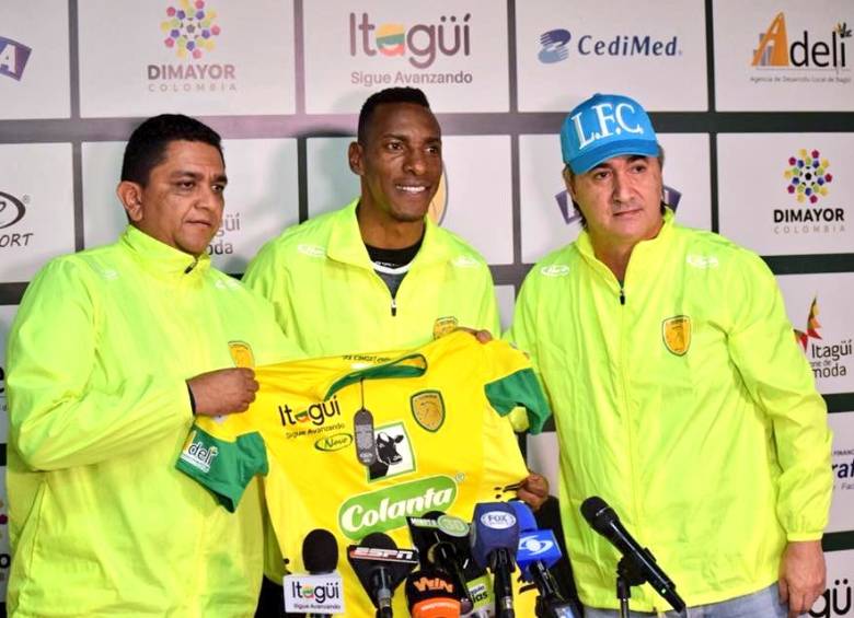 Luis Amaranto Perea junto a Juan Carlos Quintero, quien será su preparador físico y Carlos Murillo, presidente de Leones. FOTO CORTESIA-LEONES