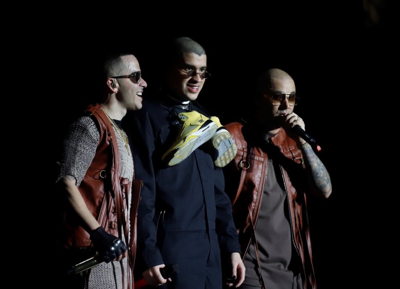Wisin y Yandel, junto a Bad Bunny, en el escenario durante la presentación de su gira “Como Antes”, en el Coliseo José Miguel Agrelot en San Juan. FOTO EFE