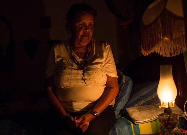 (1). Con velas o pequeñas lámparas han sobrevivido estos cuatro días. (2). Los venezolanos también deben recoger comida de las calles para poder encontrar algo de alimento. (3). Sin un avión, así se veía el espacio aéreo de Venezuela a las 11:18 a.m. de ayer. FOTOS efe, afp y Flight radar 24