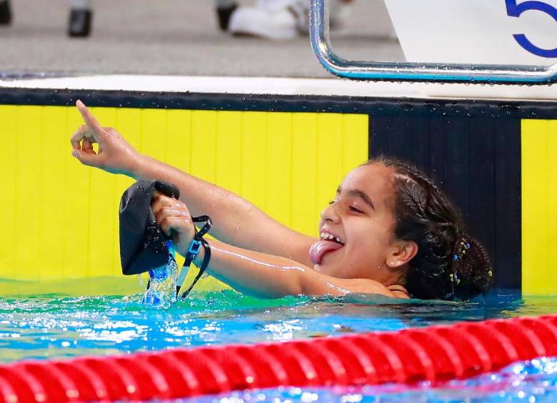 Sara Vargas celebra una de las cuatro medallas de oro que ganó en las justas Parapanamericanas. FOTO PARAPANAMERICANOS DE LIMA