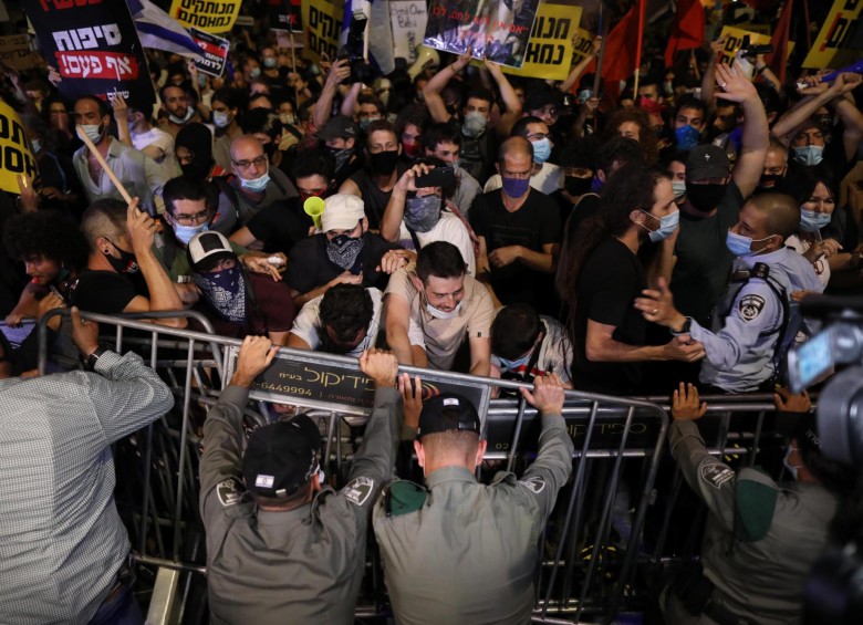 Los manifestantes que piden la renuncia de Netanyahu protagonizaron fuertes enfrentamientos con las autoridades. FOTO EFE