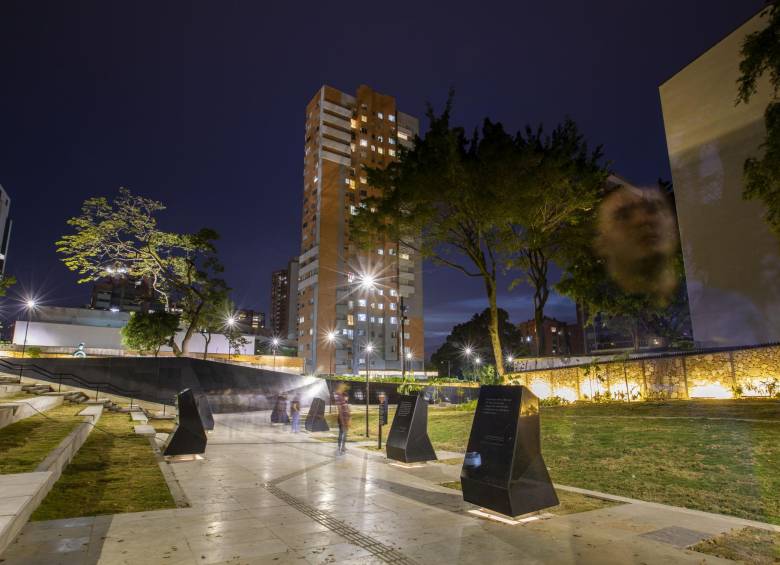 El Parque fue construido donde quedaba el Edificio Mónaco, antigua vivienda del narcotraficante Pablo Escobar. Foto: Edwin Bustamante