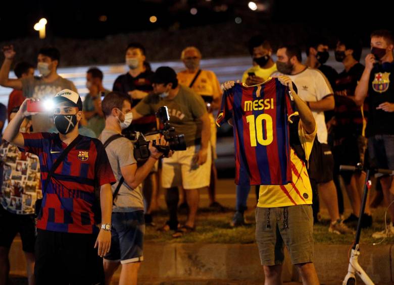 En las afueras del Camp Nou, hinchas del Barcelona no solo protestan contra las directivas del equipo, también claman para que Messi no se marche. FOTO: EFE