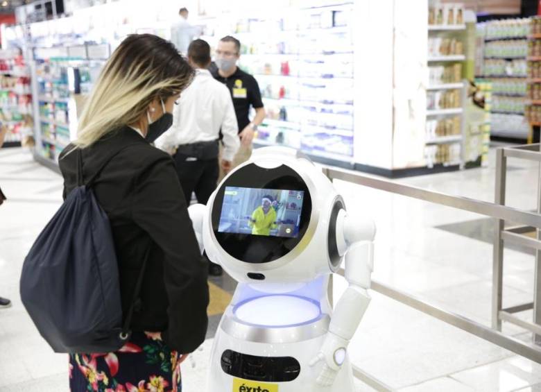 Otti, robot insignia del Éxito Wow Laureles. FOTO: CORTESÍA ÉXITO