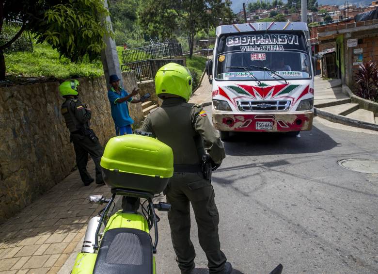 La Policía mantiene presencia en Villatina, oriente de Medellín. FOTO ARCHIVO ESTEBAN VANEGAS