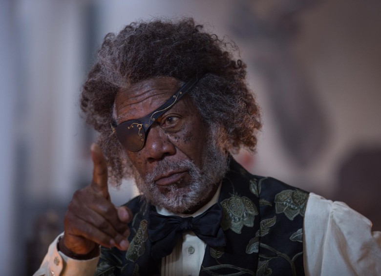 Morgan Freeman hace el papel de Drosselmeyer. Un parche de pirata y el pelo alborotado. FOTO Cortesía Laurie Sparham/Disney Enterprises
