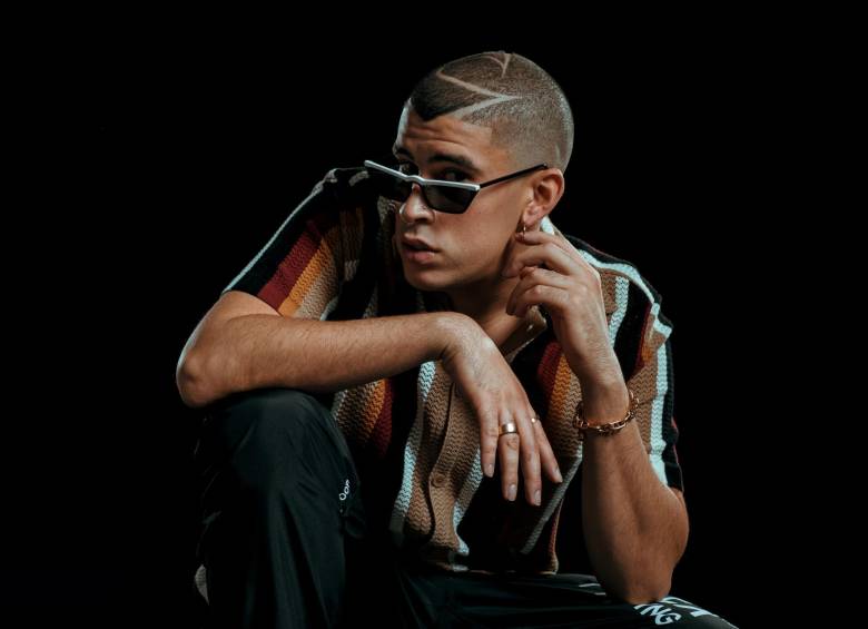 En el video musical, Bad Bunny sale vestido con un traje rojo, al igual que los miembros de la agrupación Los Rivera Destino. Foto: cortesía. 
