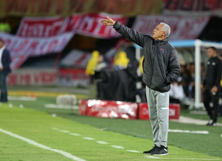 El técnico Alexis Mendoza no ha podido hallar la solución al bache negativo del Medellín en la Liga. FOTO colprensa