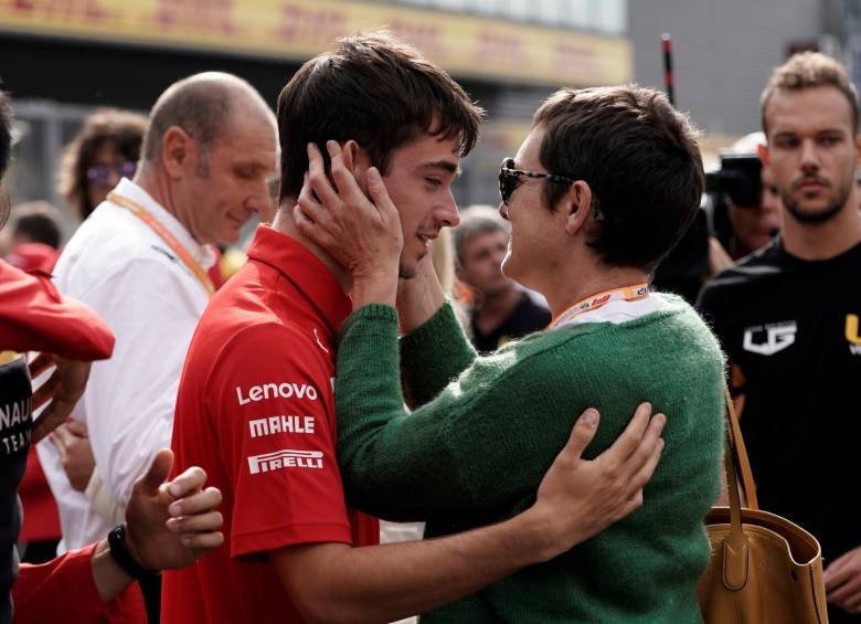 Charles Leclerc, de 21 años, dedicó su victoria al francés Anthoine Hubert. En la foto, el monegasco abraza a la madre del fallecido piloto. FOTO AFP