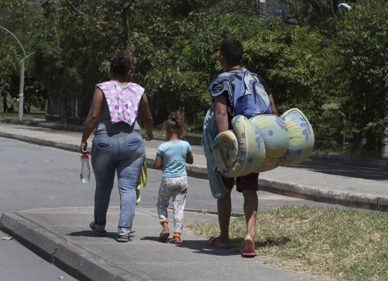 Familia de venezolanos en la calles de la ciudad. Foto: Edwin Bustamante Restrepo