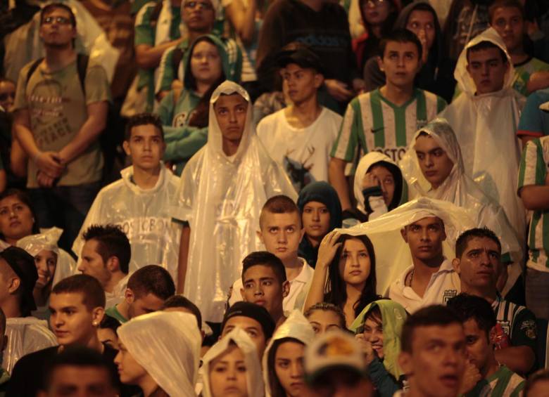 A pesar de la tristeza, los hinchas no dejaron de corear