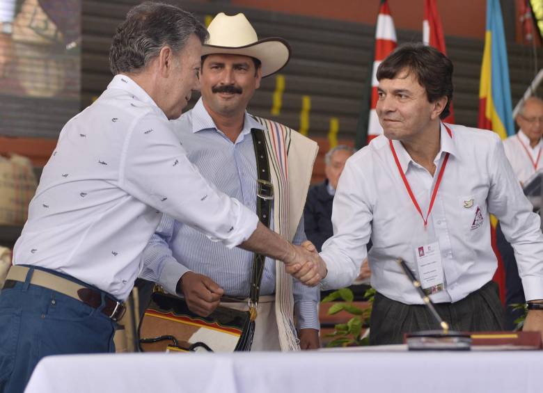 El compromiso entre el presidente de la República, Juan Manuel Santos, y el gerente de la Federación de Cafeteros, Roberto Vélez. FOTO Cortesía-Presidencia