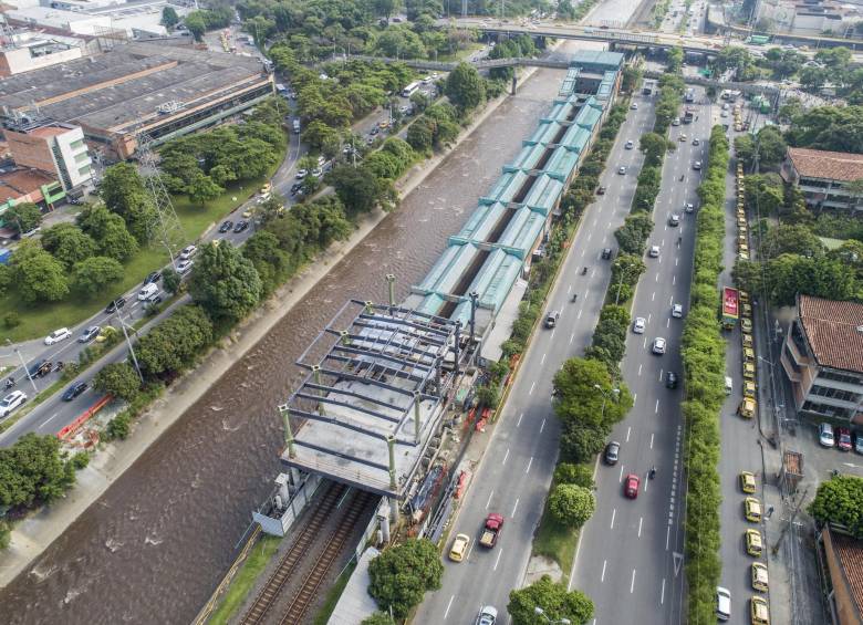 Panorámica de la construcción de la ampliación hacia el sur de la estación El Poblado del Metro de Medellín, obras entre el río Medellín, la avenida regional y la autopista sur. Foto: Esteban Vanegas. 