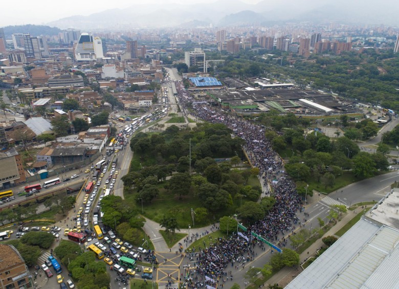 El llamado a marchar fue nacional. Ciudades como Bogotá, Cali, Barranquilla y Manizales fueron partícipes de las manifestaciones. FOTOS juan david úsuga y colprensa