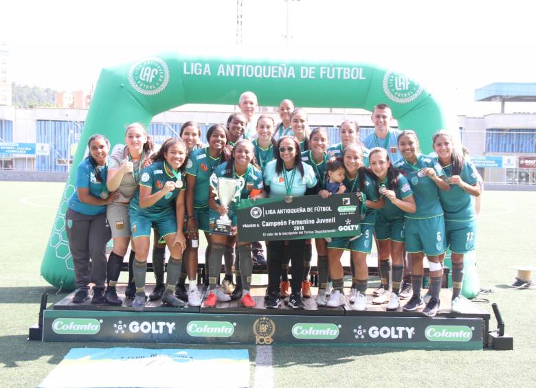 Álvaro Cano fue el entrenador del equipo juvenil A de Formas Íntimas, también orientó las mayores.