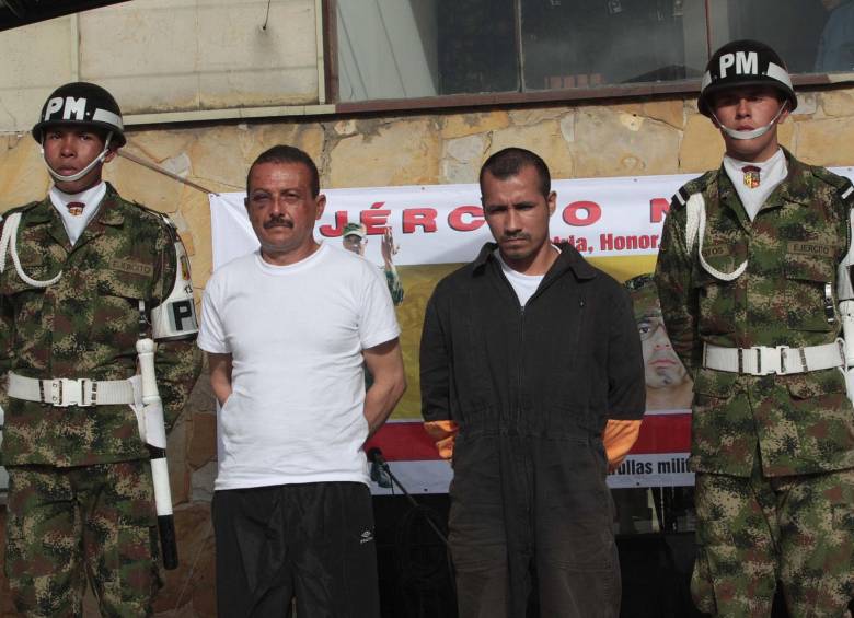 El exguerrillero Alexander Farfán Suárez, conocido en la antigua guerrilla de las Farc como ‘Enrique Gafas’ (overol negro) al lado de alias “César”. FOTO: Colprensa