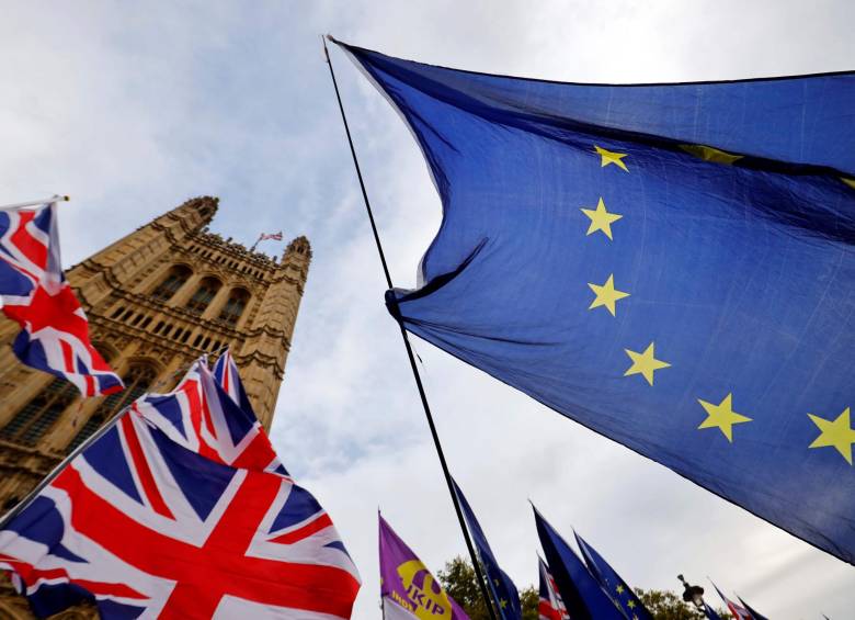 Banderas del Reino Unido y la Unión Europea. FOTO: AFP