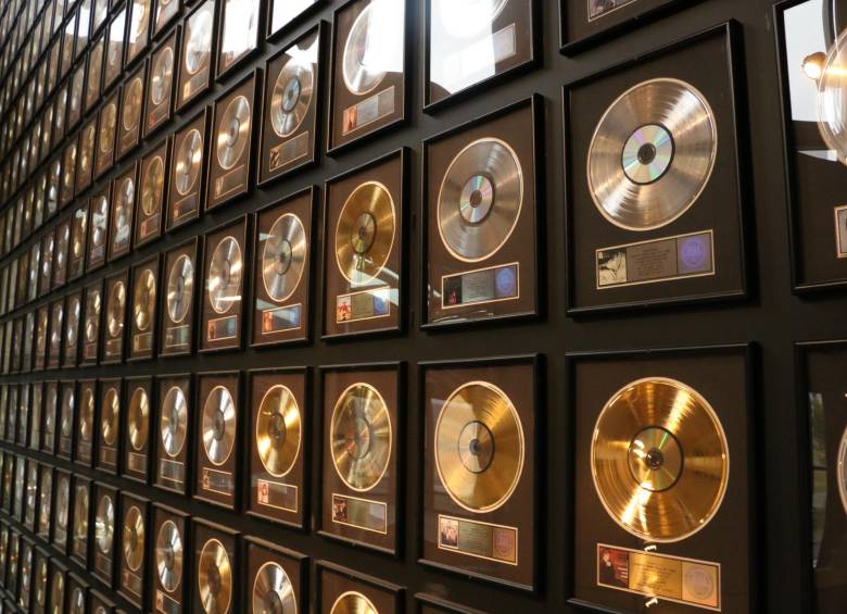 Así se ve uno de los muros en el Country Music Hall of Fame, que ostenta los discos de oro y platino que han recibido artistas del género por ventas. Foto: Valeria Murcia