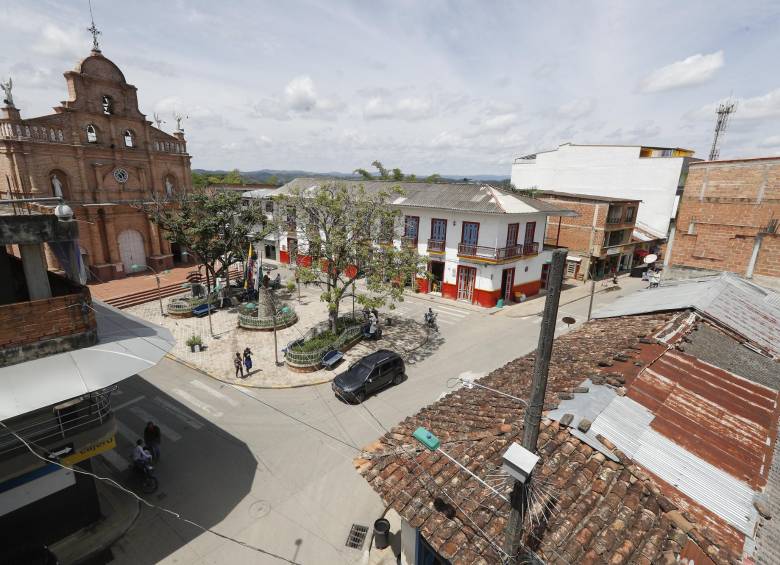 Los socorristas se desplazaron hasta la vereda El Salado para atender la emergencia. Plaza de Remedios. FOTO MANUEL SALDARRIAGA