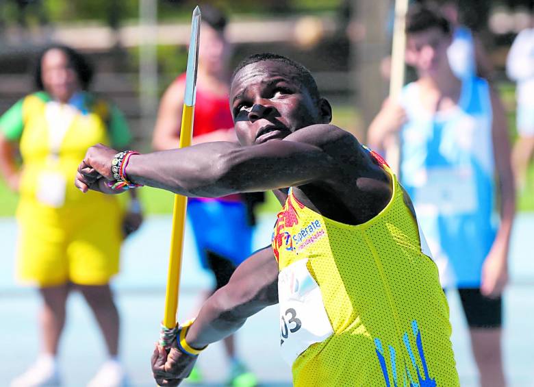 Con tan solo 14 años de edad, la fuerza de Jhon Rentería para lanzar el implemento de la jabalina, sorprende. FOTO COLDEPORTES. 
