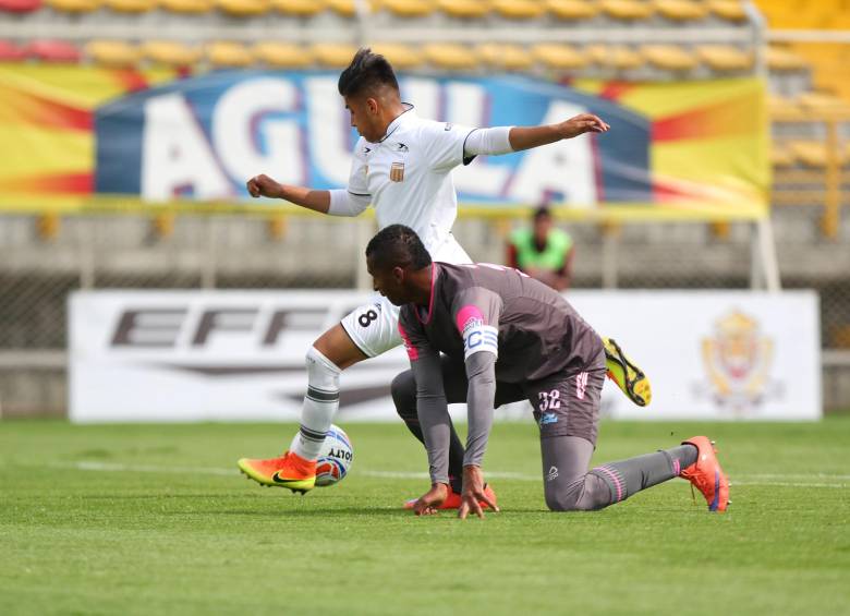 Durante todo el segundo tiempo, la pelota y las mejores opciones de gol fueron para el visitante, Envigado. FOTO colprensa