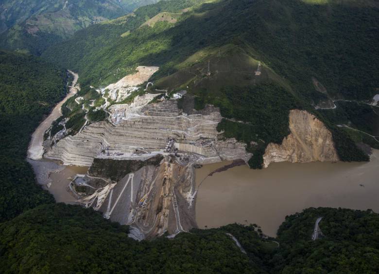 A Hidroituango lo conforma una presa de 225 metros de altura y 20 millones de metros cúbicos de volumen. FOTO Esteban Vanegas