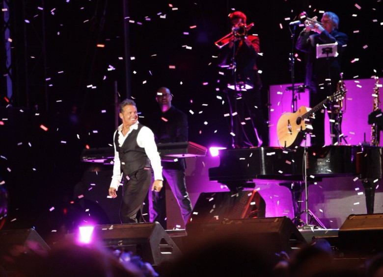 Tras finalizar su presentación y ante la multitud que aclamaba otra canción, el cantante Luis Miguel regresó al escenario. FOTO Twitter