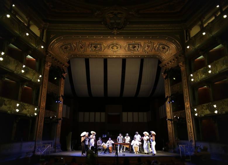 La economía naranja incluye las artes escénicas y la música, por ejemplo, lo que hace el grupo musical Espíritu Balanta, con sus ritmos del pacifico, durante su ensayo en el Teatro Colón. FOTO Colprensa
