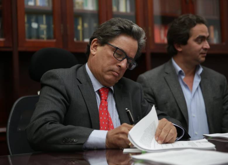 El ministro de Hacienda, Alberto Carrasquilla, radicó la reforma tributaria por segunda vez. FOTO: CORTESÍA MINISTERIO DE HACIENDA